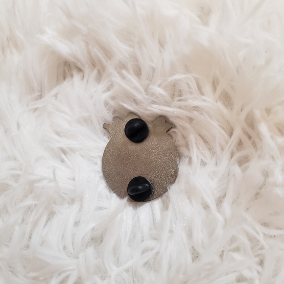 What we Devour, enamel pin skull - Picture 3 of 4